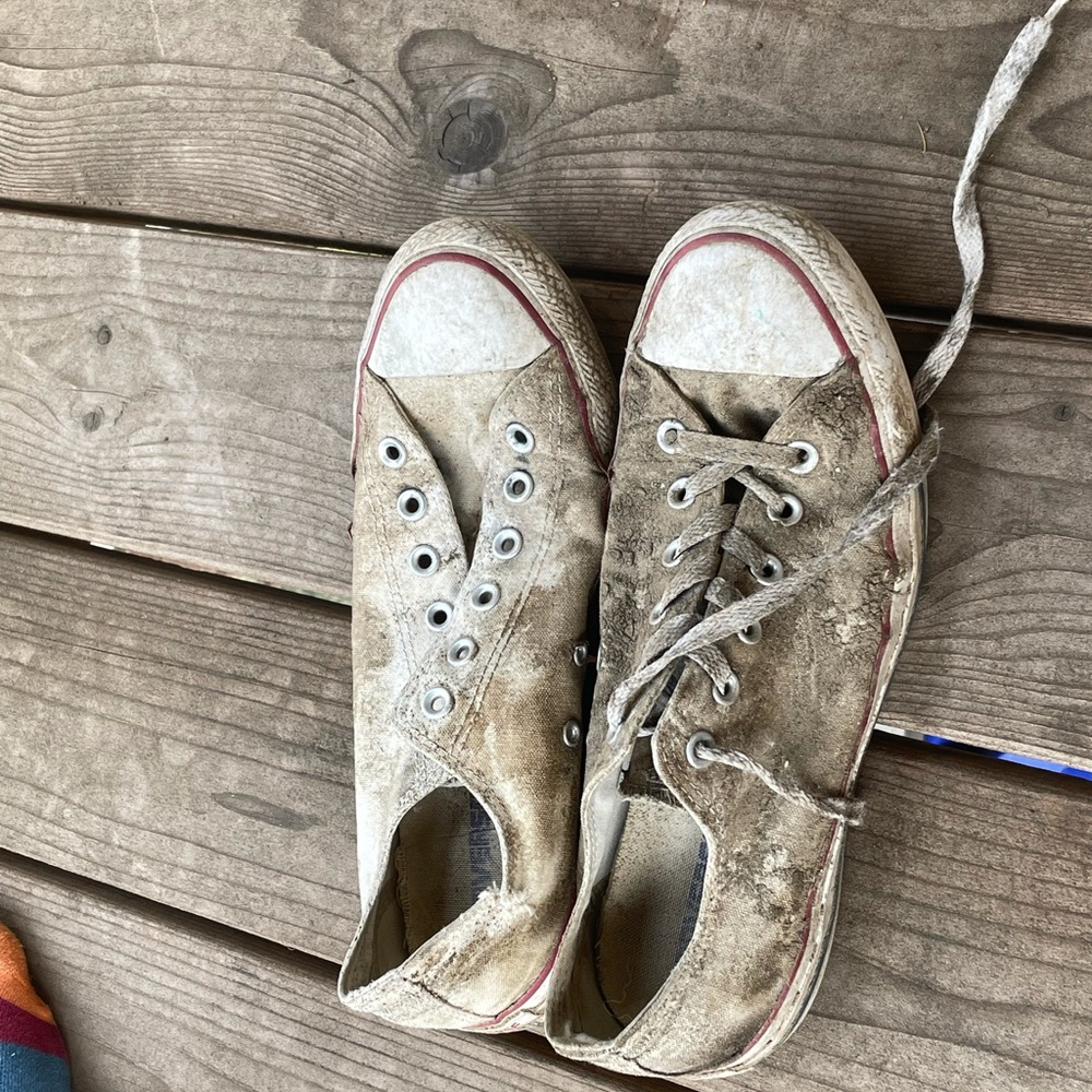 Dirty white converse